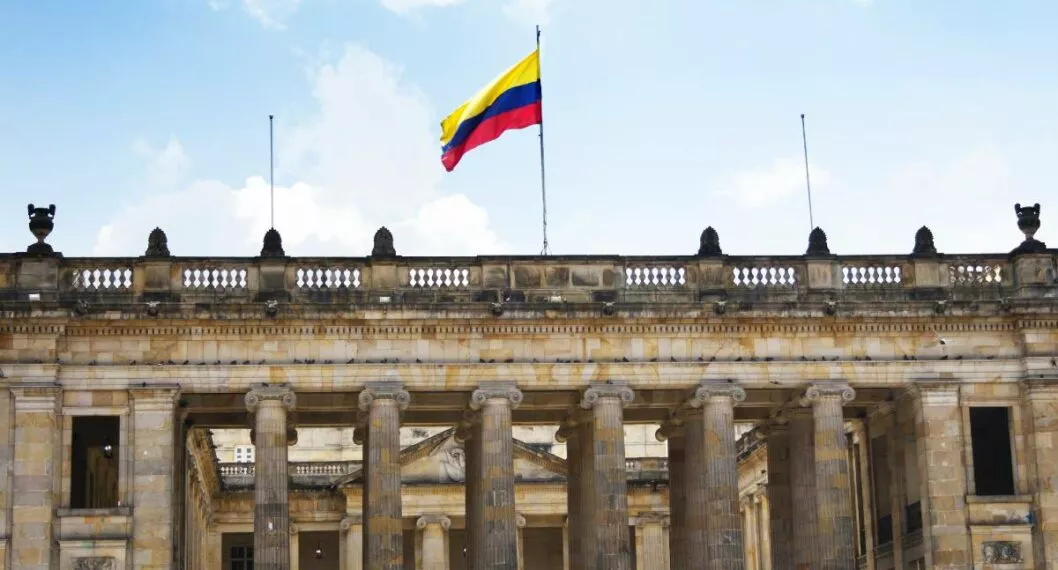 Los congresistas en Colombia empezarán a recibir más de 35 millones de pesos al mes, mientras otros colombianos ganan el mínimo.