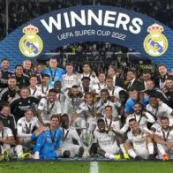 Imagen del Real Madrid que derrotó a Eintranch Frankfur y levantó su quinta Supercopa de Europa
