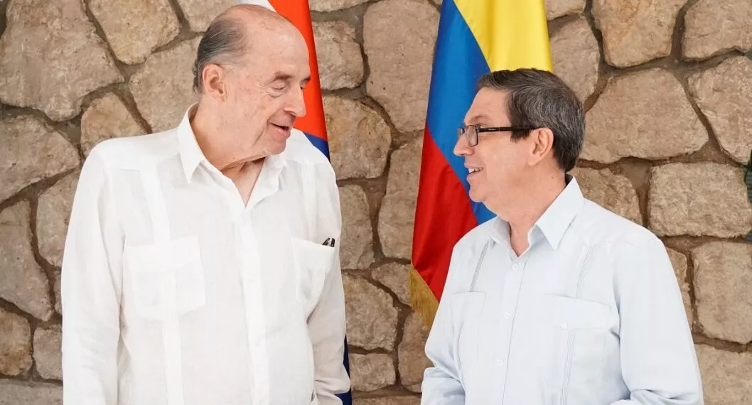 Los cancilleres de Colombia, Álvaro Leyva, y de Cuba, Bruno Rodríguez.