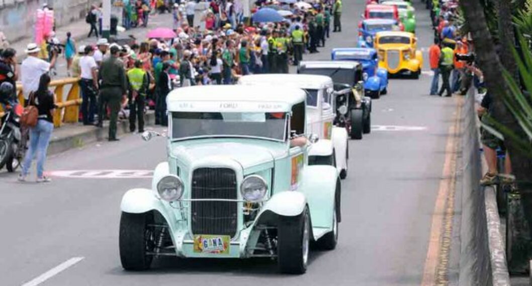El desfile de autos clásicos de Medellín, una historia trazada sobre ruedas