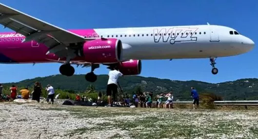 Turistas se pegaron el susto de sus vidas en Grecia cuando un avión comercial que aterrizaba en la isla de Skiathos les pasó rozando sobre la cabeza.