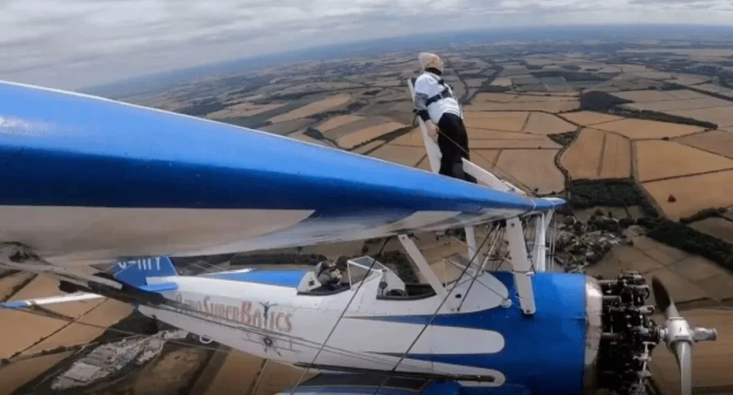 Abuela de 93 años hizo un extremo paseo atada al ala de un avión en Reino Unido.