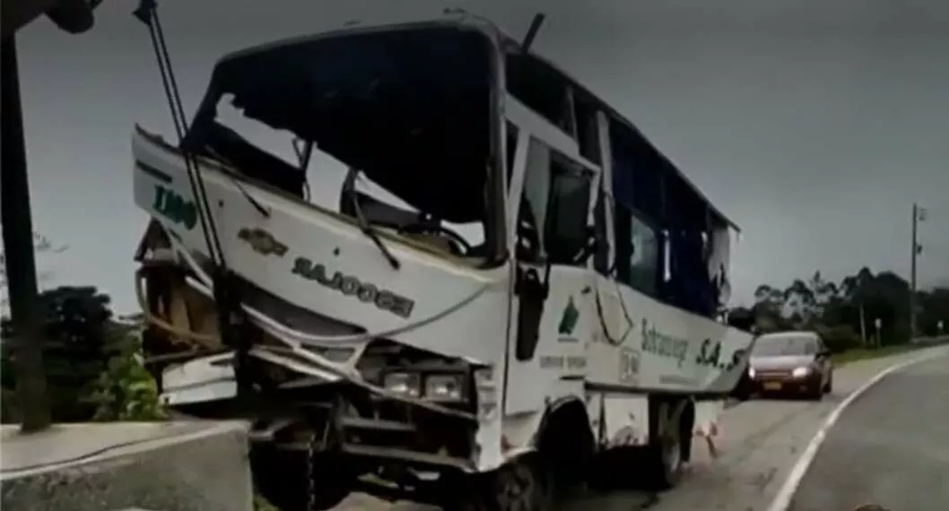 Foto de bus, en nota de Accidente tránsito en vía Girardot-Bogotá: qué pasó, qué muertos y heridos hubo.