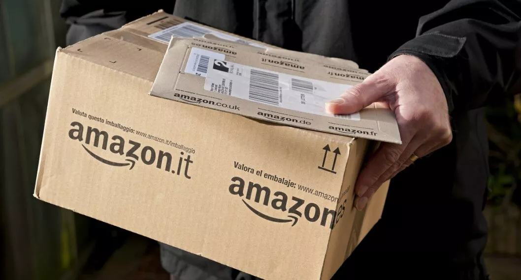 Caja de Amazon ilustra nota sobre que algunas compras por esa plataforma saldrían más caras por la reforma tributaria de Gustavo Petro