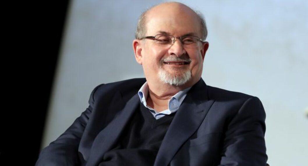 Salman Rushdie da primeras señales de recuperación tras ser apuñalado