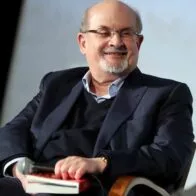 Salman Rushdie da primeras señales de recuperación tras ser apuñalado
