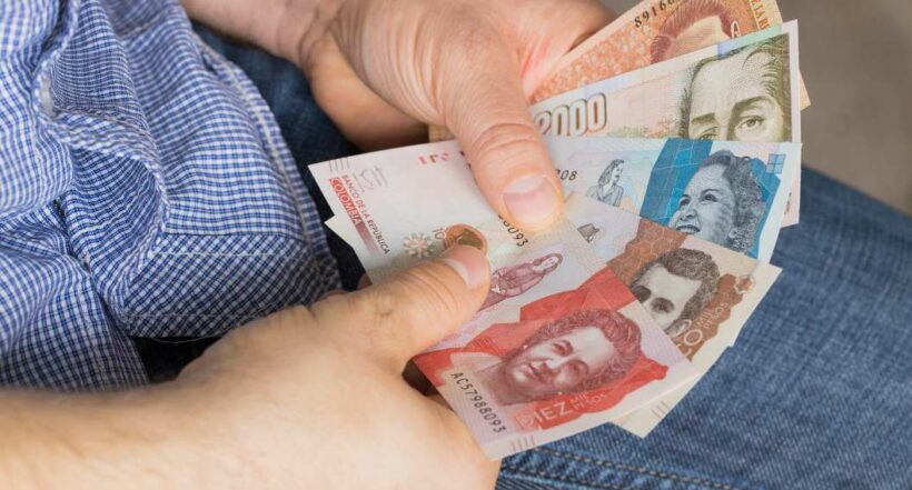 Foto de pesos colombianos, en nota de Salario mínimo en Colombia: en cuánto subirían jornadas nocturnas con proyecto.