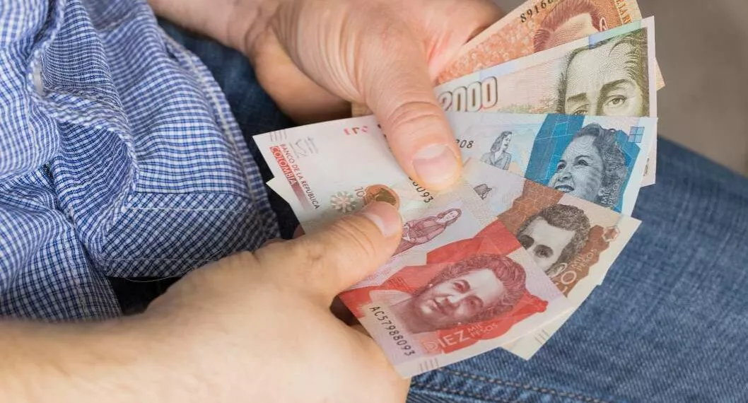 Foto de pesos colombianos, en nota de Salario mínimo en Colombia: en cuánto subirían jornadas nocturnas con proyecto.