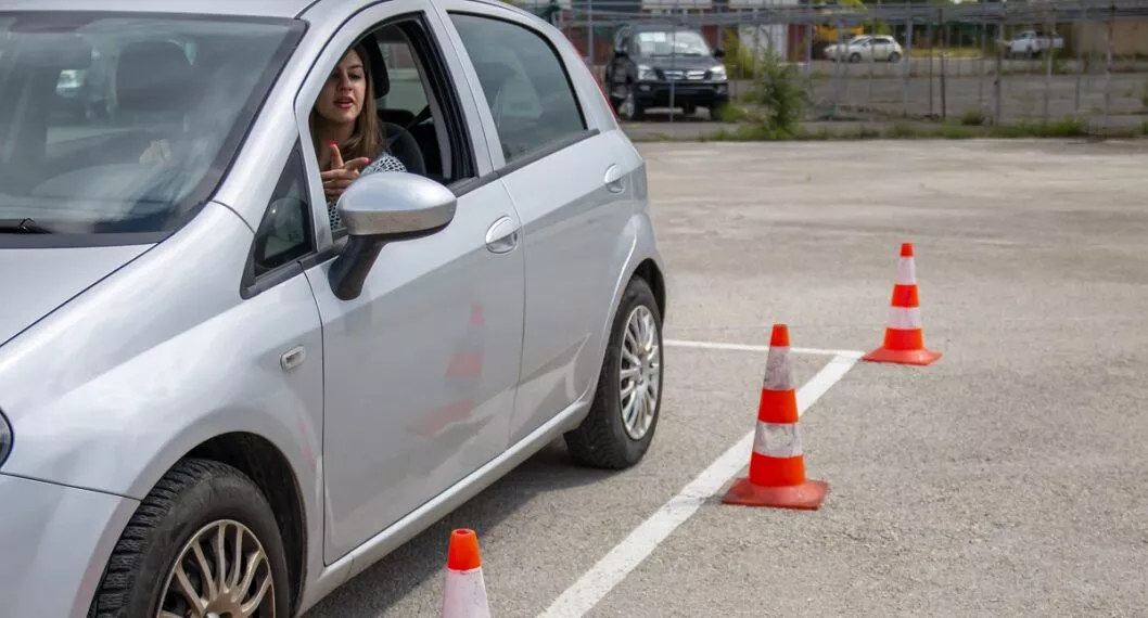 Carro en pista ilustra nota sobre nueva pista para los exámenes de la licencia de conducción en Colombia