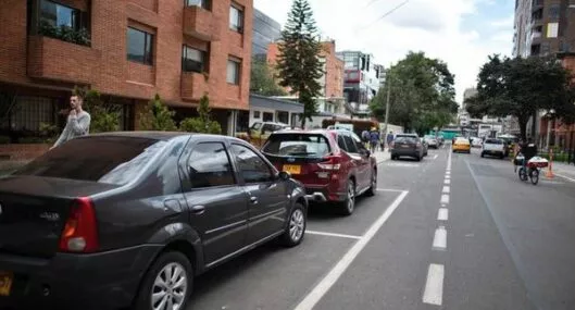 Imagen de carros en Bogotá, ya que Galerías y Parkway tendrán zonas de parqueo pago en agosto