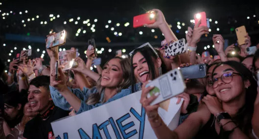 Público del concierto de Miley Cyrus en Colombia, como ejemplo de reactivación económica.