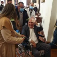 El senador Humberto de la Calle, saliendo en silla de ruedas del Senado tras sufrir un desmayo.