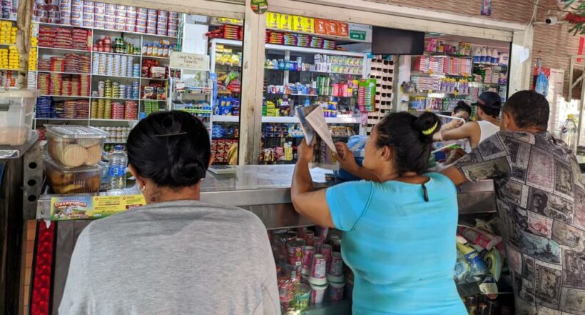 Impuesto a bebidas azucaradas y alimentos procesados golpearía a las tiendas de barrio, según la comunidad  