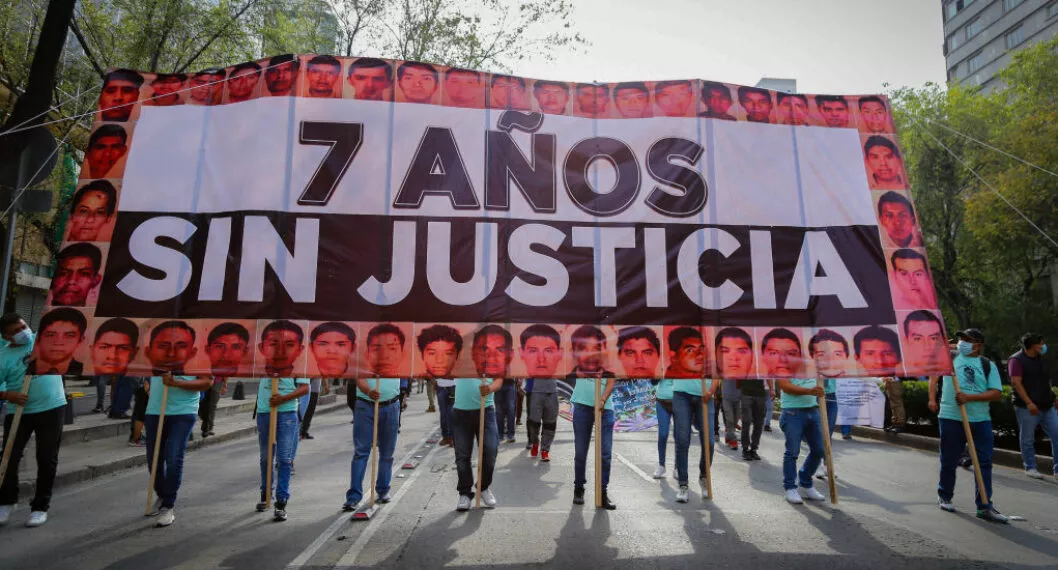 Manifestación por la masacre de 43 estudiantes en Ayotzinapa, México.
