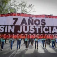 Manifestación por la masacre de 43 estudiantes en Ayotzinapa, México.