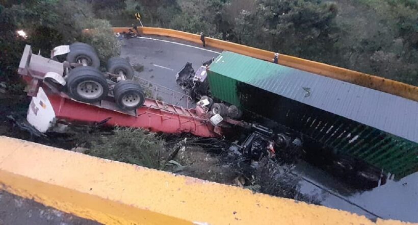 Cierre total en La Línea por grave accidente de tractomulas, gasolina derramada