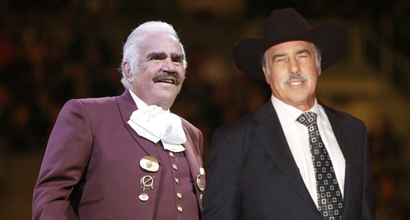 Vicente Fernández y Andrés García ilustran nota sobre que el actor dijo que, por juego con el cantante, el 'charro' se habría caído