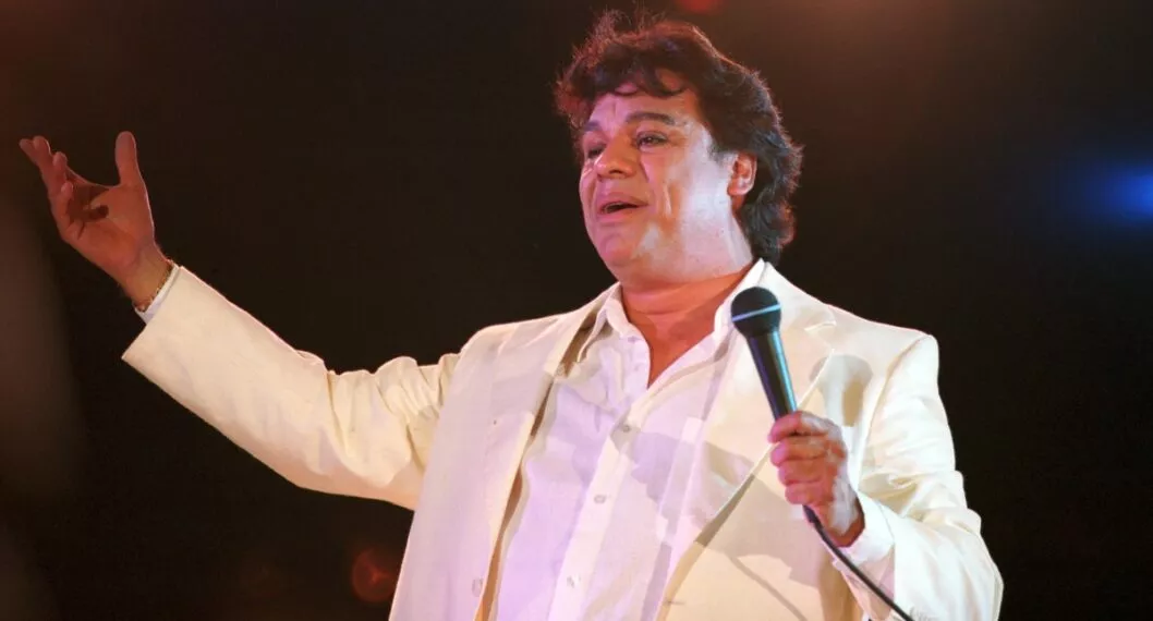 Alberto Gómez, un supuesto amigo de Juan Gabriel, reveló en ‘Chismes no like’ que Luis Alberto Aguilera Jr. no era hijo del cantante, si no su pareja. 