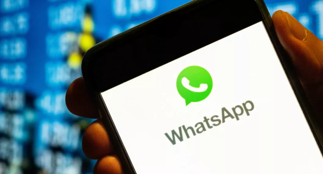 Imagen de un celular con WhatsApp, a propósito de la actualización permitiría recuperar mensajes que haya eliminado