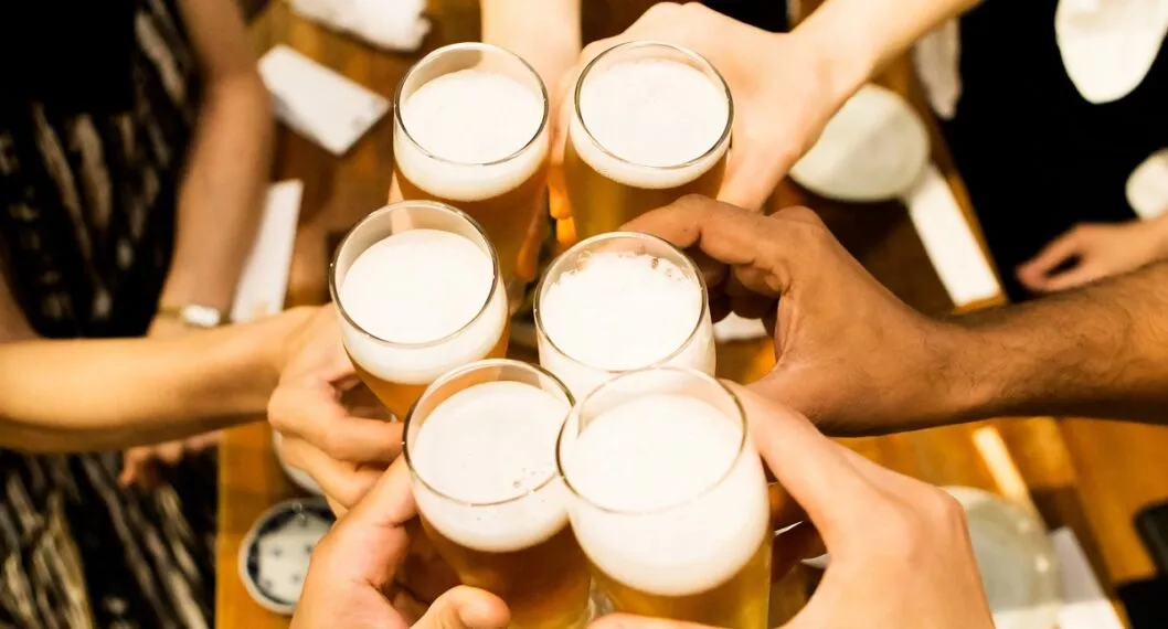 Imagen de vasos de cerveza que ilustra nota; En Japón, gobierno pide que gente compre licor y se emborrache