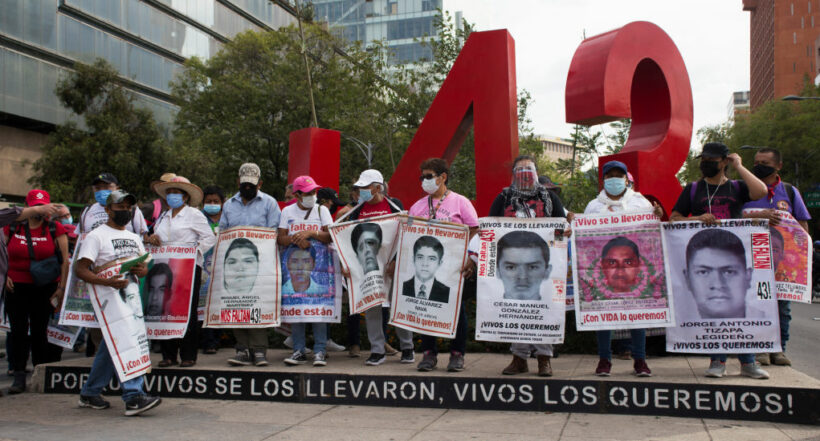 Manifestación de las familias de las víctimas de la masacre de Ayotzinapa, en México.