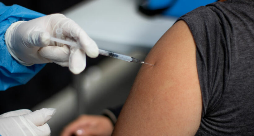 Aplicación de una dosis de refuerzo de la vacuna para el COVID-19 en Colombia.