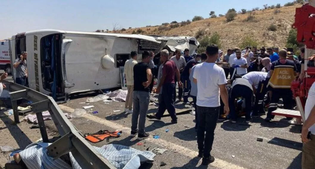 Foto del accidente de bus que dejó 16 heridos en Turquía. Otro accidente de camión sin frenos dejó más muertos.