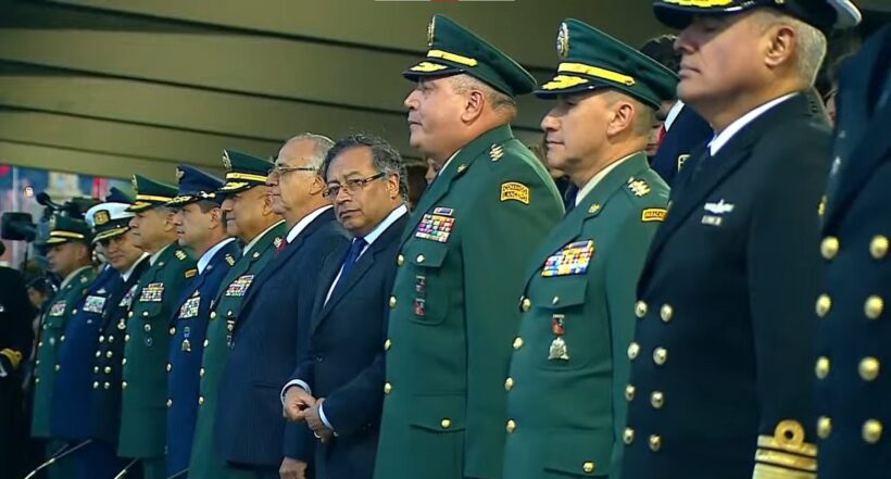 Foto de Gustavo Petro en la ceremonia de posesión de la nueva cúpula militar.