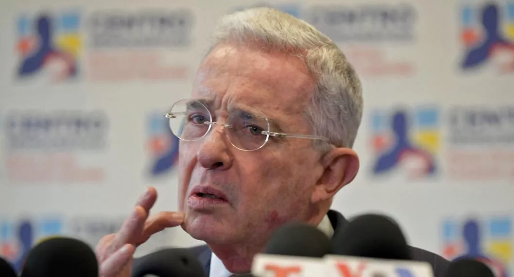 Álvaro Uribe no está de acuerdo con la idea de comprarle gas a Venezuela en el futuro.
