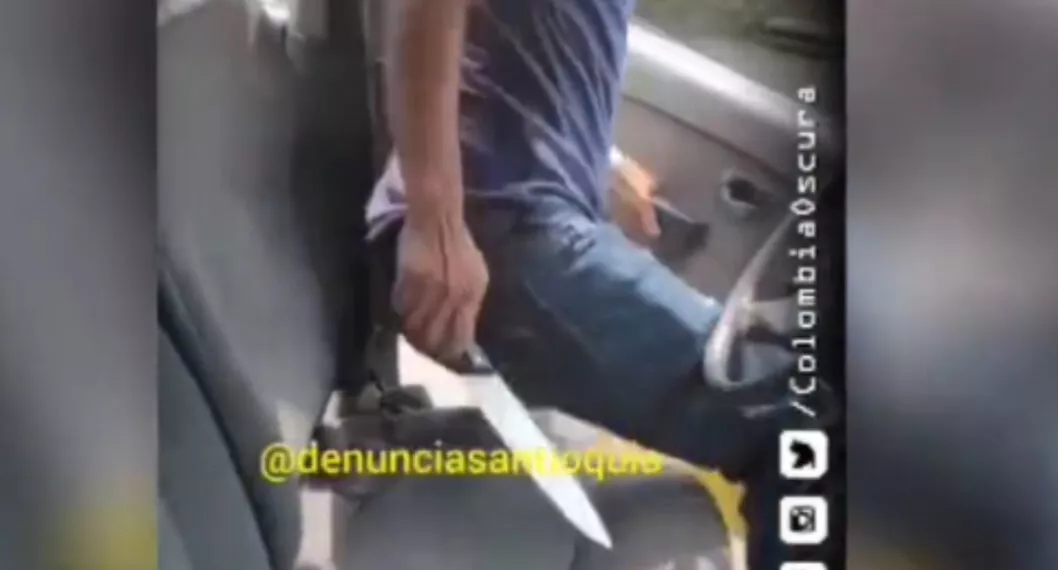 [Video] Con cuchillo en mano, taxista amenazó a ciudadano extranjero en Medellín