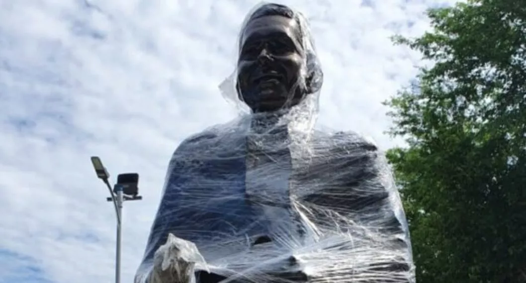 Imagen de Peter Manjarrés, a propósito que estatua fue trasladada al parque la provincia en Valledupar