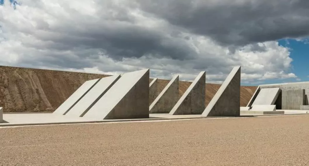 Tras 50 años de construcción, se inaugura una mega escultura en medio del desierto