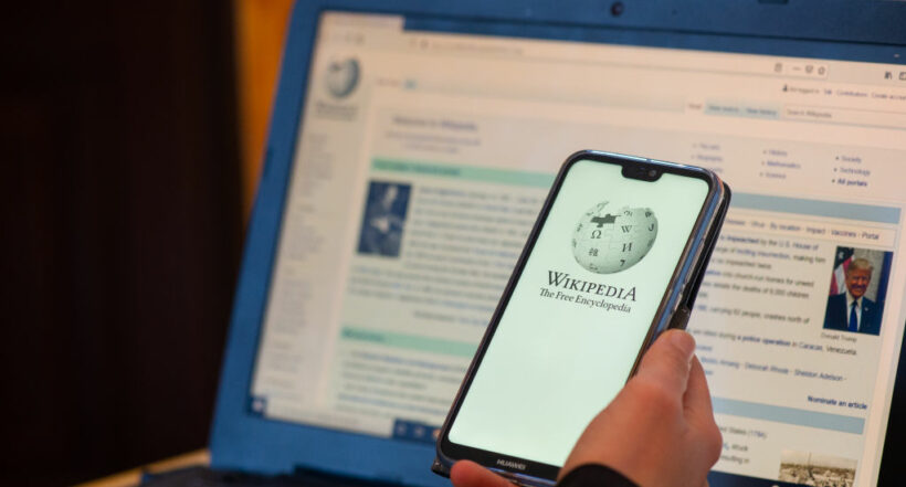Imagen de un celular a propósito que Meta verificaría información de Wikipedia con una IA para evitar datos falsos