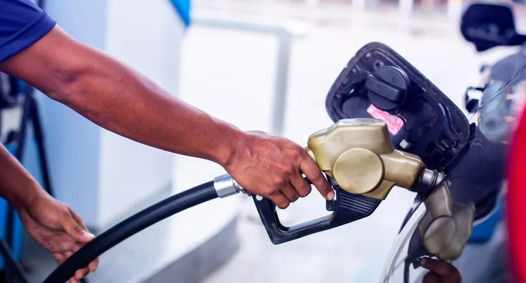 Persona tanqueando el carro ilustra nota sobre qué es el 'refajo' de gasolina