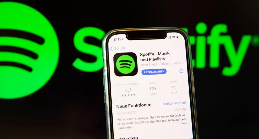 Imagen de un celular con Spotify, a propósito de cómo editar su "cola" para ordenar o eliminar canciones