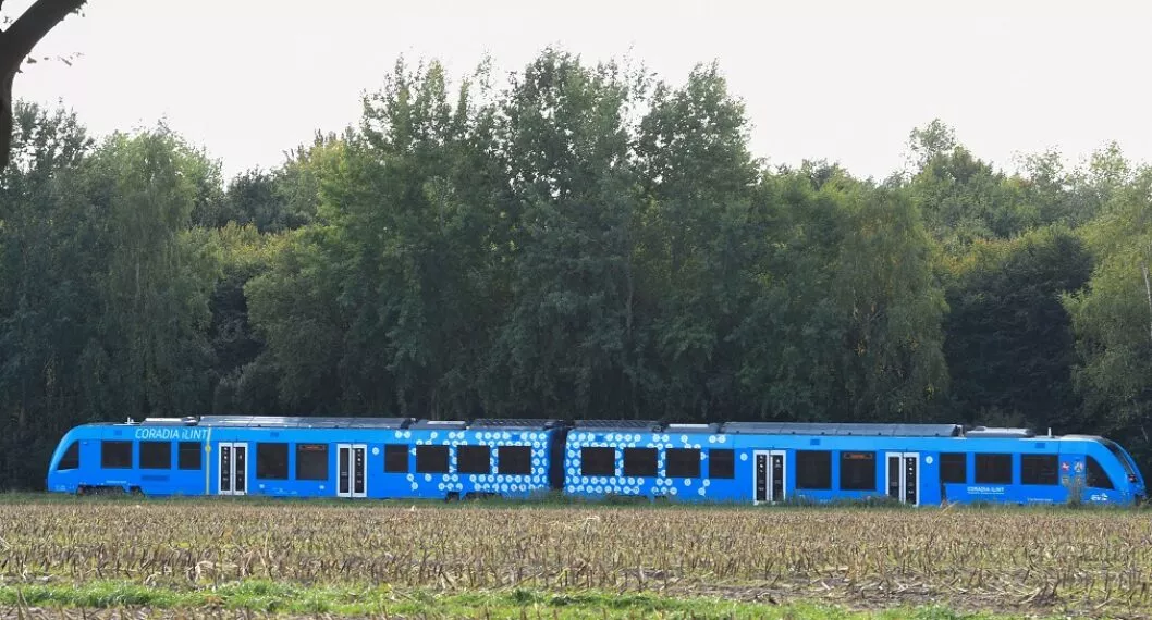 Foto tomada el 16 de septiembre de 2018 muestra un tren impulsado por hidrógeno, del fabricante de trenes francés Alstom, cerca de Bremervoerde, Alemania.