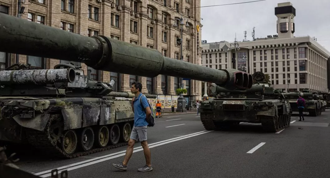 Un hombre mira el equipo militar ruso destruido en la calle Khreshchatyk en Kiev el 20 de agosto de 2022, que se ha convertido en un museo militar al aire libre antes del Día de la Independencia de Ucrania el 24 de agosto, en medio de la invasión rusa de Ucrania.