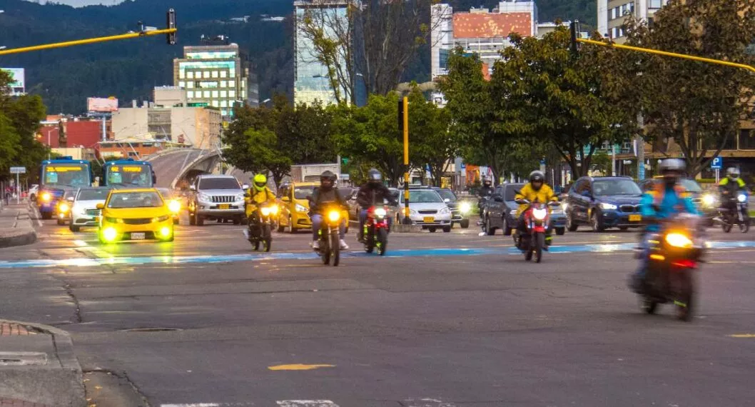Los motos y los automóviles son los actores viales que más comparendos reciben en Bogotá.