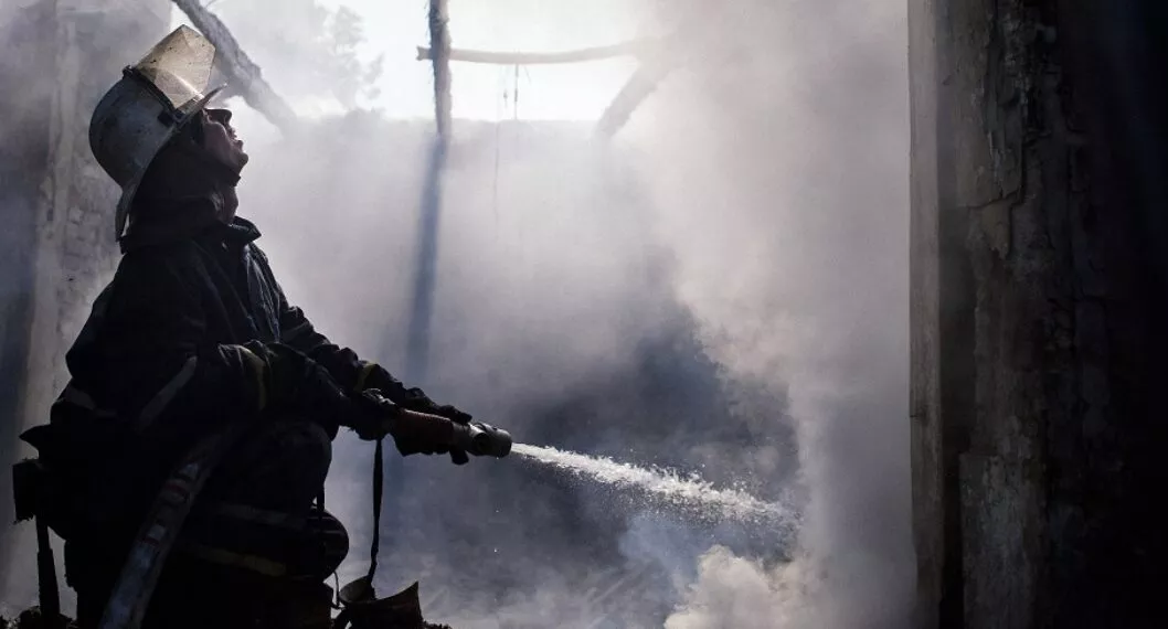 Imagen de bombero ucraniano ilustra artículo Bombardeo de Rusia en Ucrania deja 25 muertos