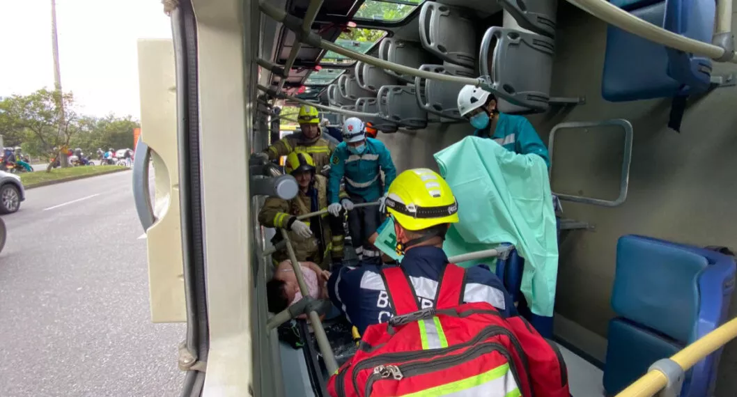 [Video] Bus de servicio público se volcó en barrio de Medellín; hay 10 pasajeros heridos  