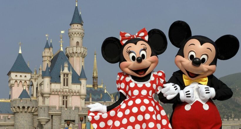 Minnie Mouse y Mickey Mouse ilustran nota sobre cuánto gana una persona que ayuda a mantener los disfraces en Disneyland