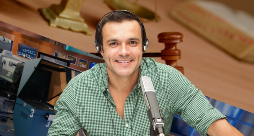 Juan Diego Alvira, de Noticias Caracol, sobre set de noticias y martillo de juez, a proósito de cuánto cuesta semestre de Derecho y Periodismo en universidades donde él estudió (fotomontaje Pulzo).