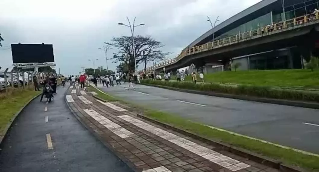 Foto pelea en aeropuerto de Pereira, en nota de pelea en aeropuerto de Pereira: videos de ataques entre taxistas y conductores