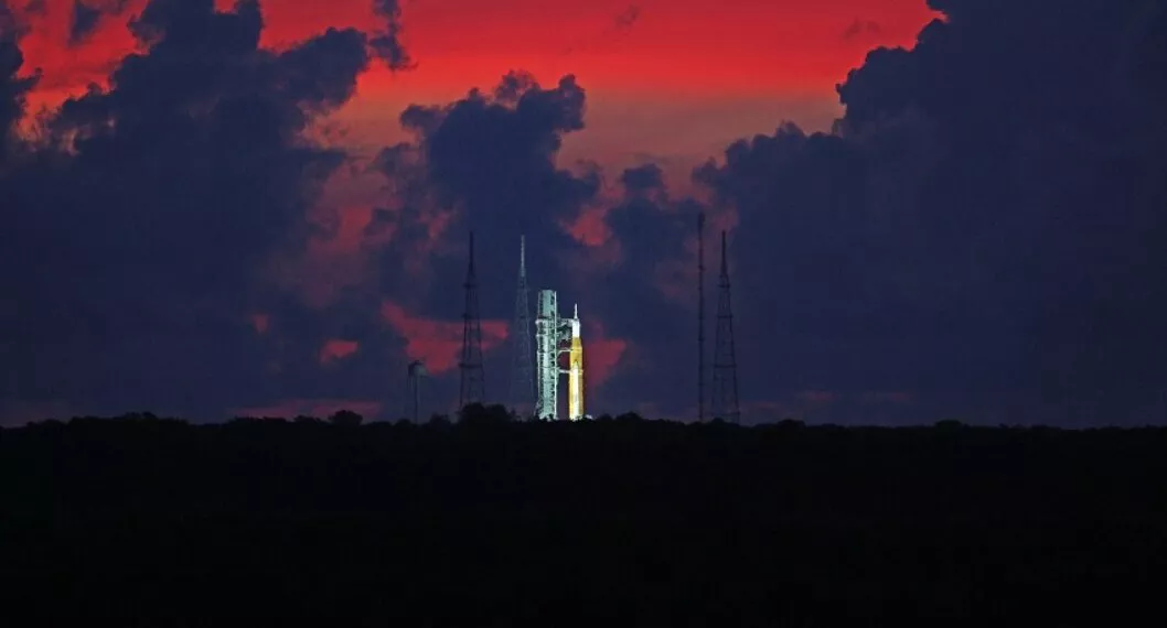 El cielo comienza a despejarse antes del amanecer, destacando el cohete lunar Artemis-1 en la plataforma de lanzamiento 39 en el Centro Espacial Kennedy, en esta vista desde Titusville, Florida.