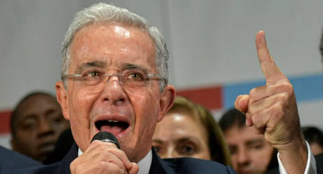 El expresidente Álvaro Uribe prefiere la franqueza de Gustavo Petro que las movidas raras de diplomáticos para no asistir a la OEA.