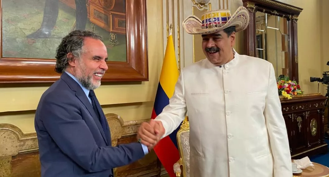El embajador de Colombia en Venezuela, Armando Benedetti, se reunió con el mandatario Nicolás Maduro y le llevó un regalo.