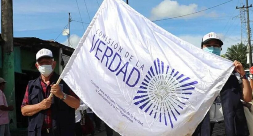 Foto de bandera de la Comisión de la Verdad, en nota de Comisión de la Verdad en Colombia: su trabajo es alabado internacionalmente.