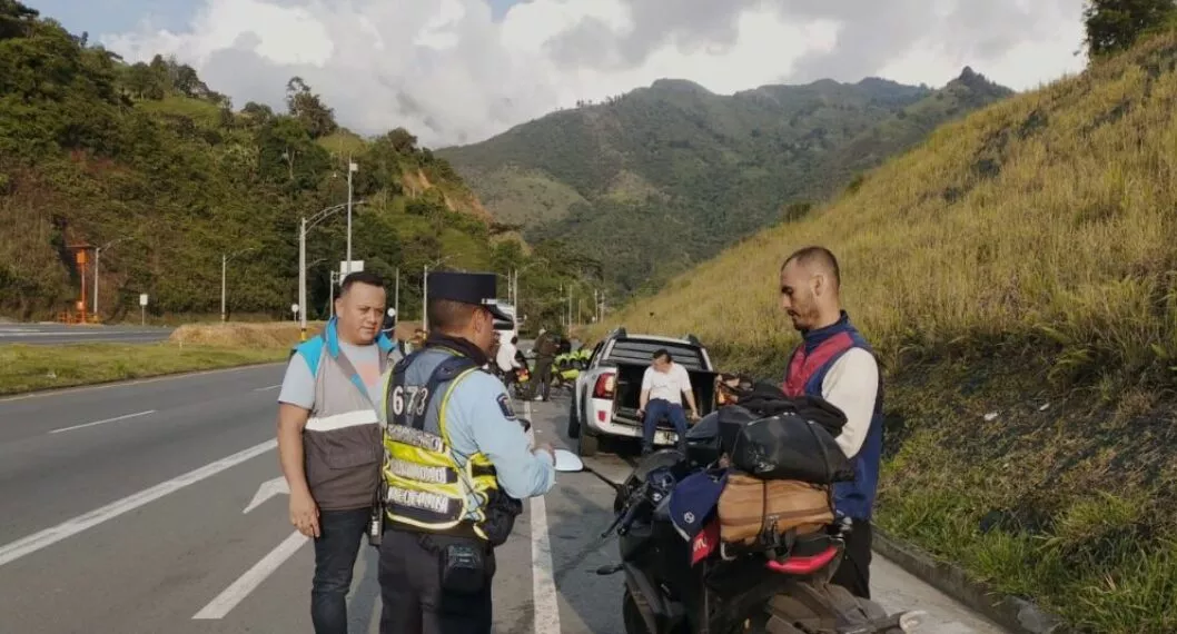 Imagen de un agente de tránsito a propósito del Pico y placa en Medellín para este martes 30 de agosto, en carros, taxis y motos
