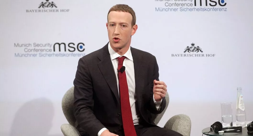 Mark Zuckerberg, fundador de Facebook, contó en una entrevista que  lo peor de su día a día es despertar y revisar su teléfono ya que recibe noticas malas.