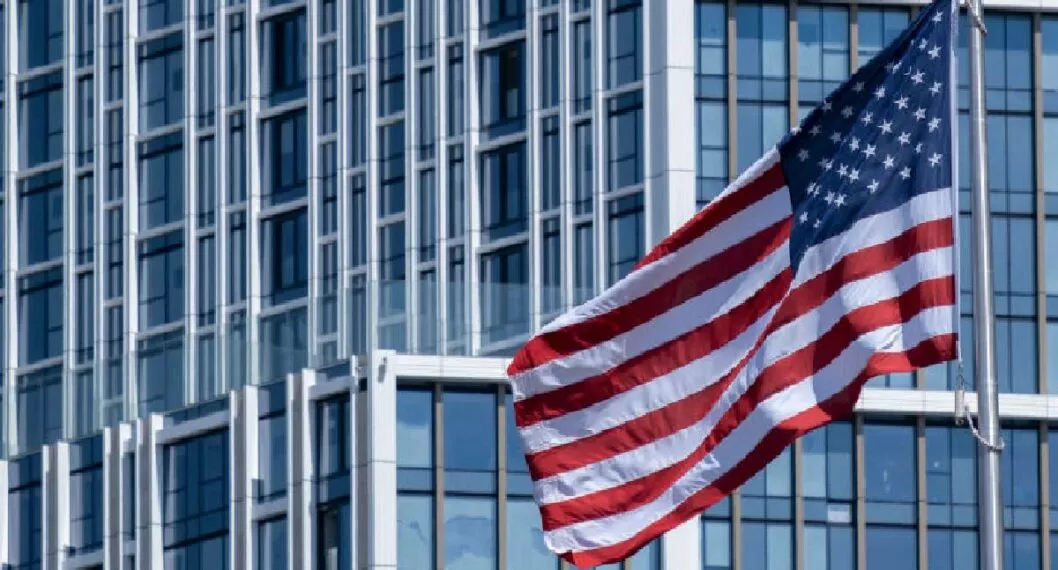 Foto de bandera de Estados Unidos afuera de un edificio a propósito de las visas de tránsito.